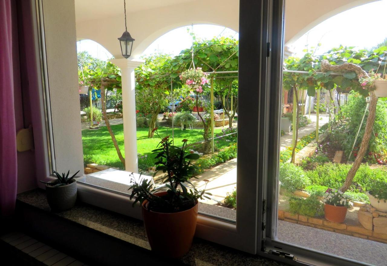 Beach Apartments Roza - The Garden Apartment Biograd Na Moru Exterior foto