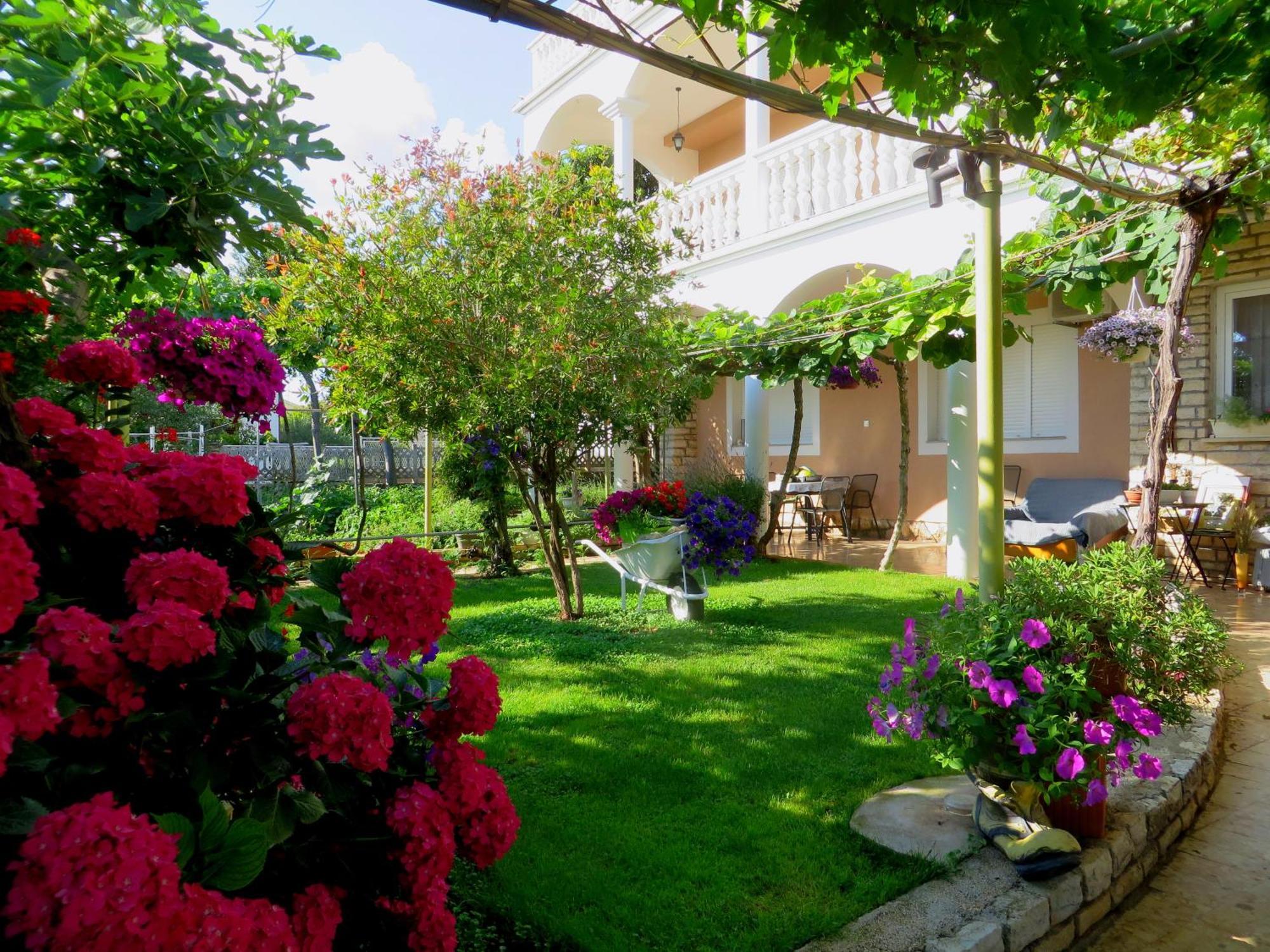 Beach Apartments Roza - The Garden Apartment Biograd Na Moru Exterior foto